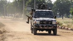 Des-soldats-de-l armée-nigériane-à-bord-d un-véhicule-militaire-à-Ngamdu -au-Nigeria -le-3-novembre-