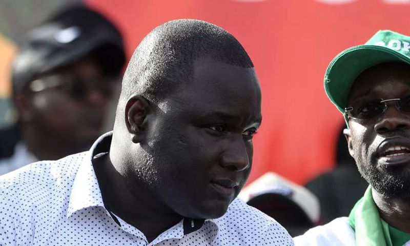 Ousmane Sonko (à droite) et Déthié Fall (à gauche) à Dakar, le 8 juin 2022. © SEYLLOU/AFP