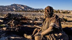 Amou Haji, l'homme le plus sale du monde meurt après avoir pris son premier bain depuis des décennies