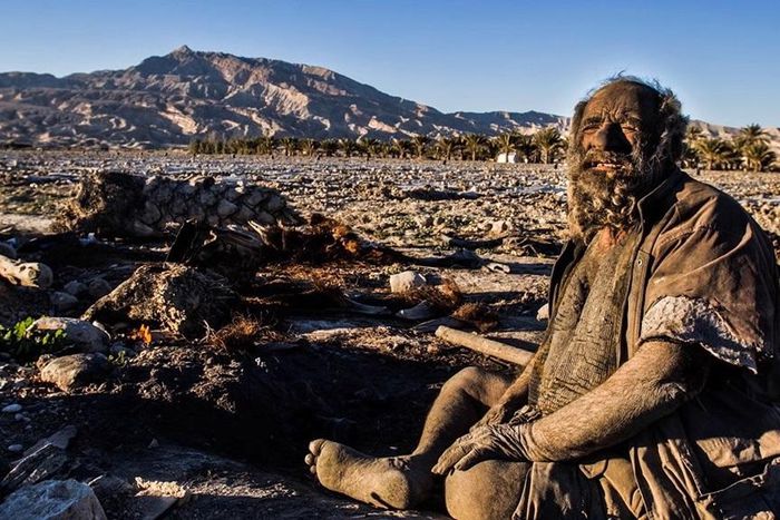 Amou Haji, l'homme le plus sale du monde meurt après avoir pris son premier bain depuis des décennies