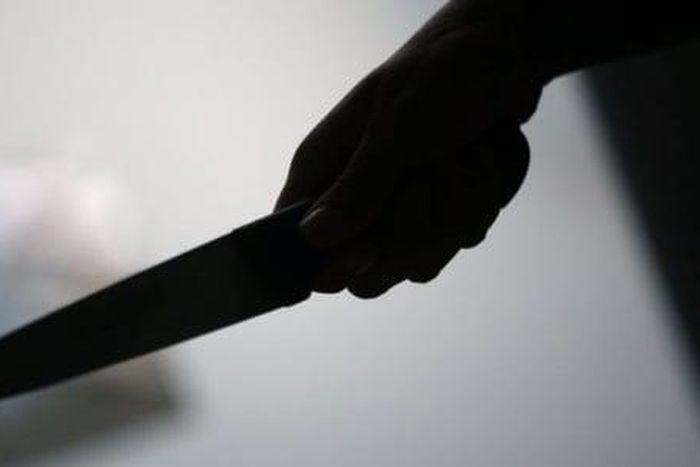 Poignarder une victime