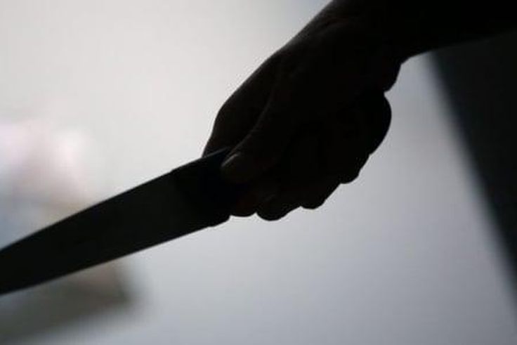 Poignarder une victime