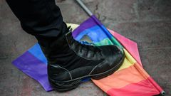 Un-policier-anti-emeute-pietine-un-drapeau-arc-en-ciel-lors-dune-manifestation-le-19-juin-2016-a-Istanbul-974822