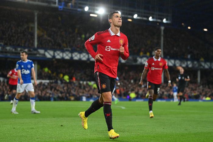 Cristiano Ronaldo gave Manchester United a 2-1 lead in the first half with his 700th club goal of his career