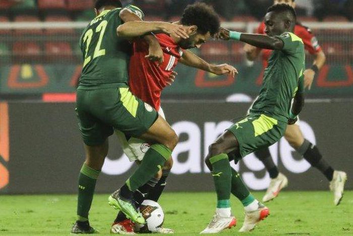 Mohamed Salah au combat avec Abdou Diallo et Idrissa Gana Guèye lors d'Egypte-Sénégal au Caire, le 25 mars 2022
