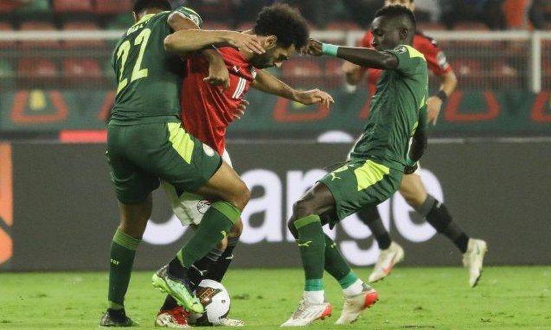 Mohamed Salah au combat avec Abdou Diallo et Idrissa Gana Guèye lors d'Egypte-Sénégal au Caire, le 25 mars 2022