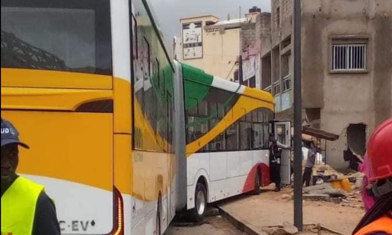 BRT qui derape à Grand Yoff