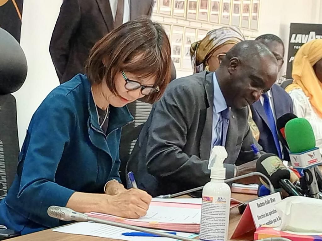 Signature entre le ministre des Finances et du Budget, Mamadou Moustapha Ba, et la directrice du bureau régional de la Banque mondiale pour le Cap-Vert, la Gambie, la Guinée-Bissau, la Mauritanie et le Sénégal, Keiko Miwa.