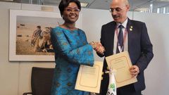 La ministre Oulimata Sarr et le Président de la Banque Islamique de Développement, SE Dr Muhammad Al Jasser