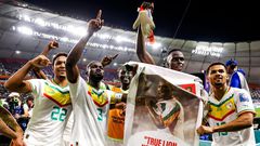 Les Lions ont rendu hommage à Pape Bouba Diop, l'un des héros de la sélection de 2002, de la plus belle des manières après leur victoire face à l'Equateur en Coupe du Monde.