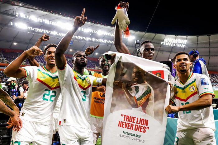 Les Lions ont rendu hommage à Pape Bouba Diop, l'un des héros de la sélection de 2002, de la plus belle des manières après leur victoire face à l'Equateur en Coupe du Monde.