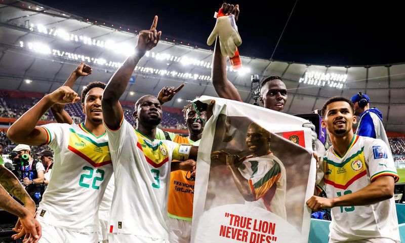 Les Lions ont rendu hommage à Pape Bouba Diop, l'un des héros de la sélection de 2002, de la plus belle des manières après leur victoire face à l'Equateur en Coupe du Monde.