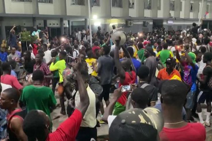 Concert de casseroles à l'ucad