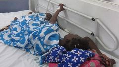 sante une femme sur un lit d'hopital