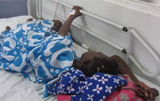 sante une femme sur un lit d'hopital