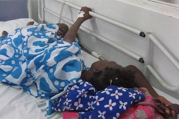 sante une femme sur un lit d'hopital