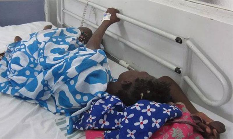 sante une femme sur un lit d'hopital