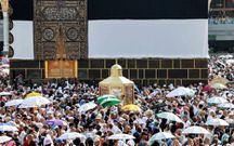 Des pèlerins s'étaient munis de parapluie pour se protéger du soleil autour de la Kaaba AFP