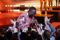 Dadju sur scène lors d'un concert.