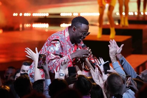 Dadju sur scène lors d'un concert.