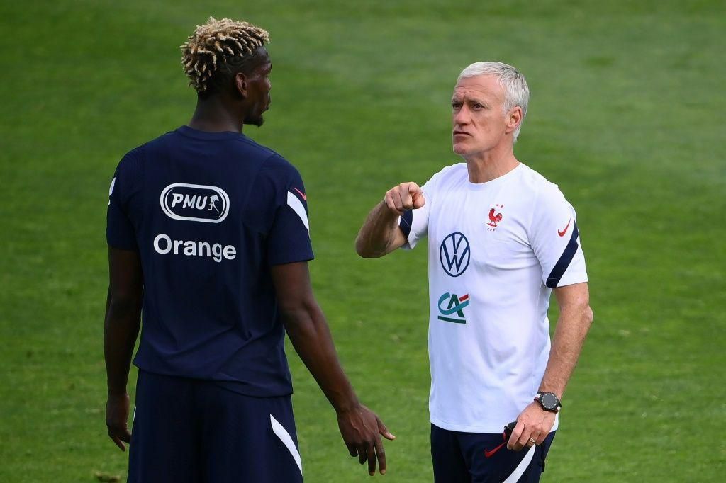 Le sélectionneur de l'équipe de France, Didier Deschamps, s'entretient avec Paul Pogba lors de l'Euro 2021.