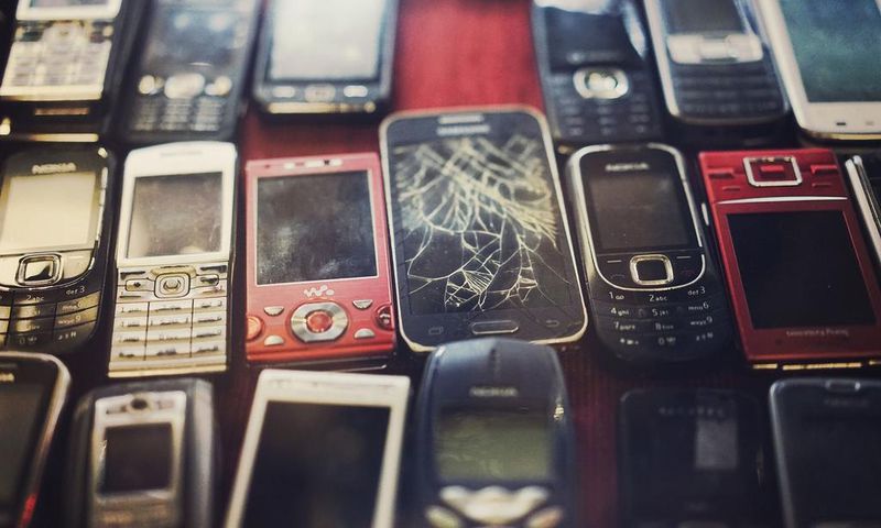 Téléphones et smartphones jetés