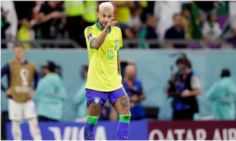 Neymar célèbre son but pendant le match entre la Croatie et le Brésil au stade Education City. Photo par David S. Bustamante. Source : Getty Images.