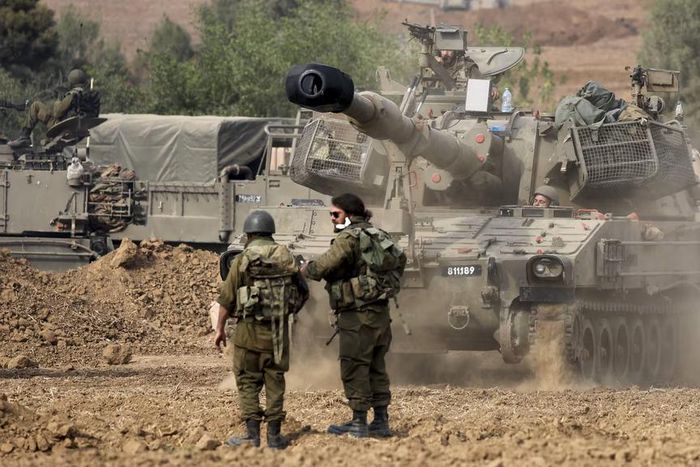 Des soldats israéliens prennent position le long de la frontière avec la bande de Gaza, le 9 octobre 2023 (JACK GUEZ  AFP)