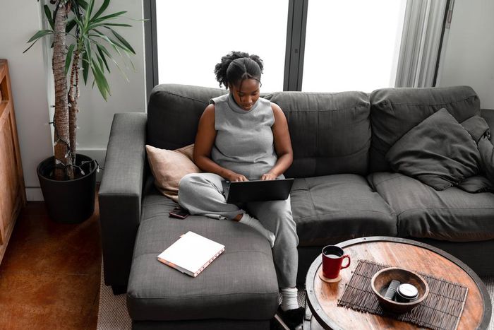 Une personne qui fait son bilan