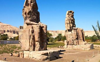 Colosses de Memnon (Égypte), 18,36 mètres