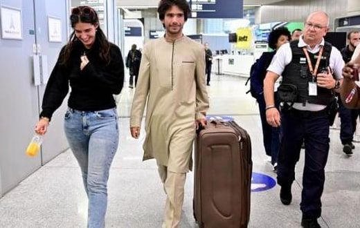 Juan Branco de retour à Paris accueilli par sa famille