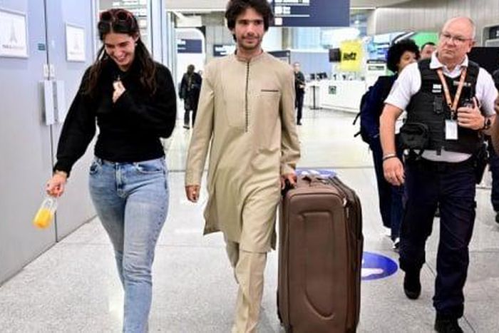 Juan Branco de retour à Paris accueilli par sa famille