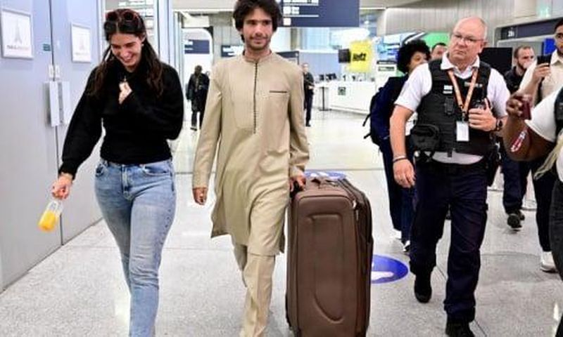 Juan Branco de retour à Paris accueilli par sa famille