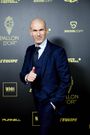 Zinedine Zidane pose pour une photo à la cérémonie du Ballon d'Or, le 17 octobre 2022.