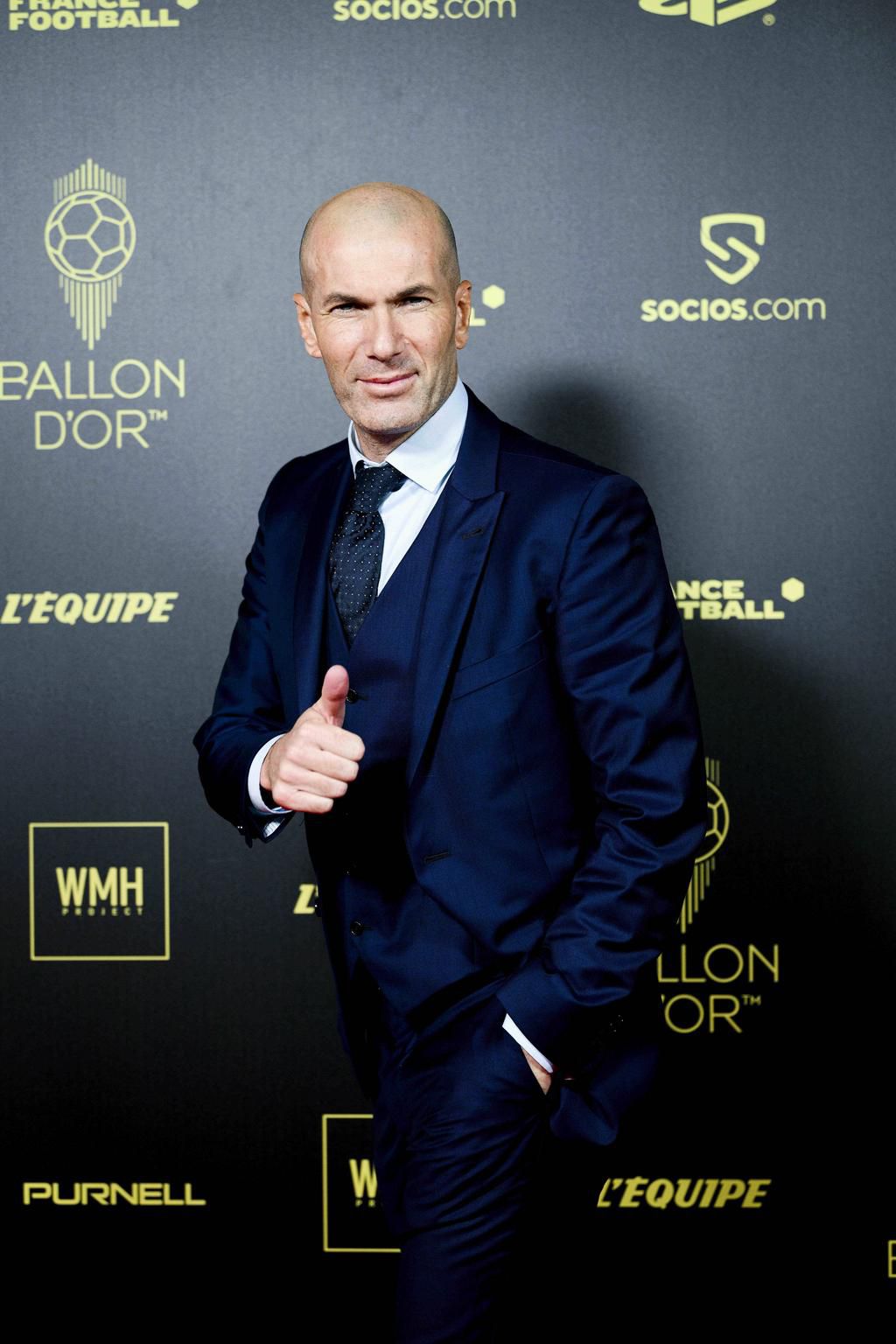 Zinedine Zidane pose pour une photo à la cérémonie du Ballon d'Or, le 17 octobre 2022.