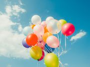 Des ballons sont apparus à haute altitude.