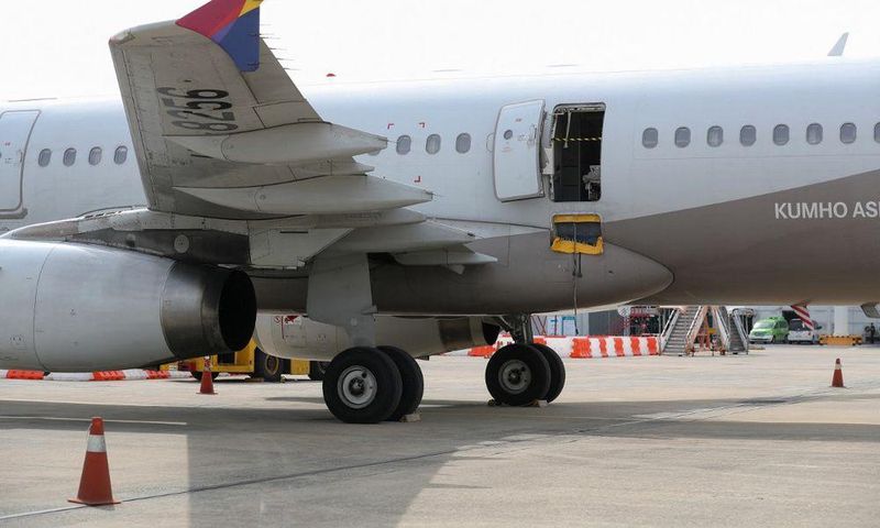 CORÉE DU SUD, LE PASSAGER D'UN AVION OUVRE LA PORTE DE L'APPAREIL EN PLEIN VOL