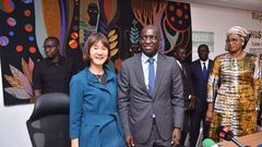 Ministre des Finances et du Budget, Mamadou Moustapha Ba, et directrice du bureau régional de la Banque mondiale pour le Cap-Vert, la Gambie, la Guinée-Bissau, la Mauritanie et le Sénégal, Keiko Miwa