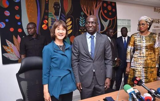 Ministre des Finances et du Budget, Mamadou Moustapha Ba, et directrice du bureau régional de la Banque mondiale pour le Cap-Vert, la Gambie, la Guinée-Bissau, la Mauritanie et le Sénégal, Keiko Miwa