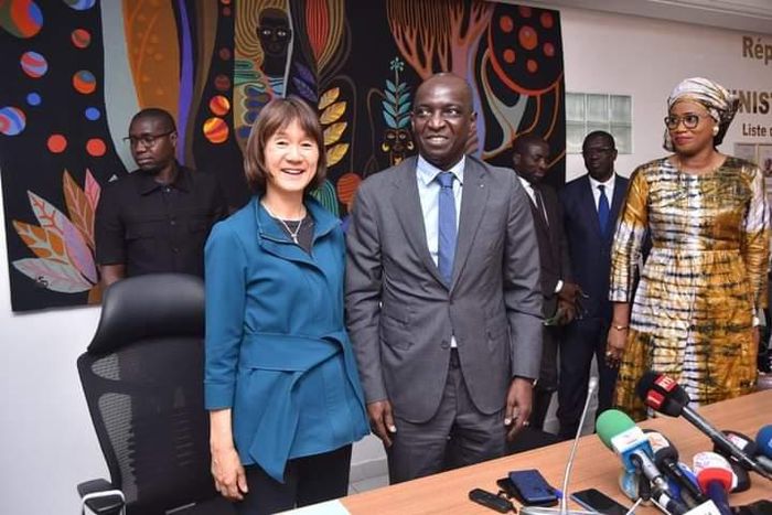 Ministre des Finances et du Budget, Mamadou Moustapha Ba, et directrice du bureau régional de la Banque mondiale pour le Cap-Vert, la Gambie, la Guinée-Bissau, la Mauritanie et le Sénégal, Keiko Miwa