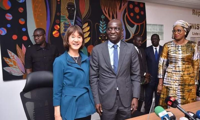 Ministre des Finances et du Budget, Mamadou Moustapha Ba, et directrice du bureau régional de la Banque mondiale pour le Cap-Vert, la Gambie, la Guinée-Bissau, la Mauritanie et le Sénégal, Keiko Miwa