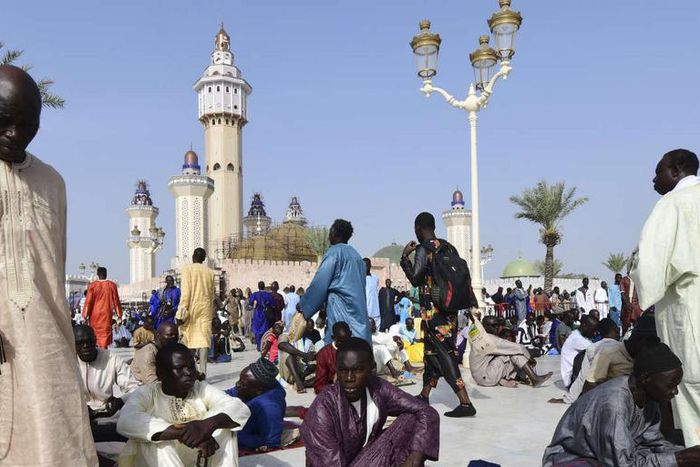 Des fidèles se réunissent dans la grande mosquée de Touba pour la prière du vendredi