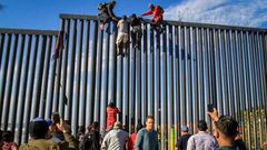 Des-migrants-tentent-de-franchir-illégalement-la-frontière-entre-le-Mexique-et-les-Etats-Unis