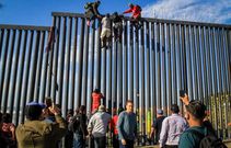 Des-migrants-tentent-de-franchir-illégalement-la-frontière-entre-le-Mexique-et-les-Etats-Unis