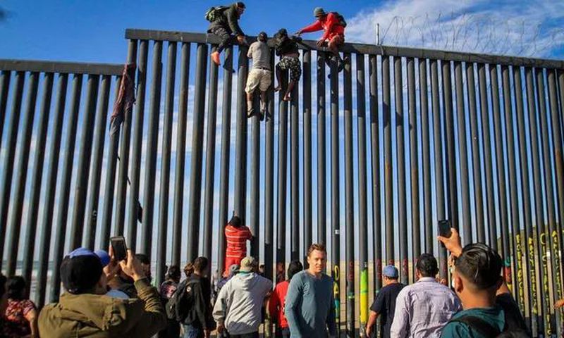Des-migrants-tentent-de-franchir-illégalement-la-frontière-entre-le-Mexique-et-les-Etats-Unis