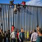 Des-migrants-tentent-de-franchir-illégalement-la-frontière-entre-le-Mexique-et-les-Etats-Unis
