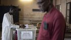 Un homme vote pour les élections législatives, dans un bureau de vote à Dakar, dimanche 31 juillet 2022