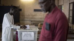 Un homme vote pour les élections législatives, dans un bureau de vote à Dakar, dimanche 31 juillet 2022