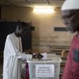 Un homme vote pour les élections législatives, dans un bureau de vote à Dakar, dimanche 31 juillet 2022
