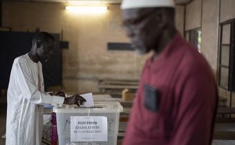 Un homme vote pour les élections législatives, dans un bureau de vote à Dakar, dimanche 31 juillet 2022